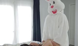 tavşan kostümlü oğlan jennifer whiteyi gizlice sikiyo					